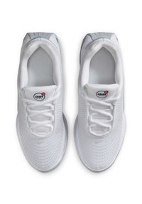 Zapatos deportivos blancos con una parte superior de malla transpirable, puntera redondeada, cordones planos y suela con patrón. Presenta la marca en la lengüeta.