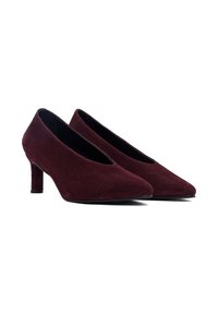 Escarpins en suede bordeaux avec un bout pointu et un talon fin. Texture lisse avec un design minimaliste et sans embellissements visibles.