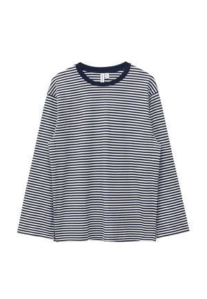 Maglietta a maniche lunghe a righe orizzontali blu navy e bianche, con scollo rotondo e vestibilità comoda su sfondo bianco.