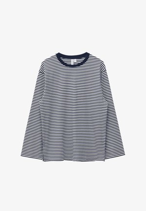Camiseta de manga larga a rayas horizontales en azul marino y blanco, con cuello redondo y corte holgado sobre fondo blanco.