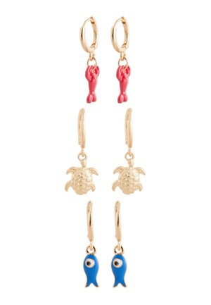 Drei Paare goldener Creolen mit Anhängern: roter Hummer, goldene Meeresschildkröte und blauer Fisch.