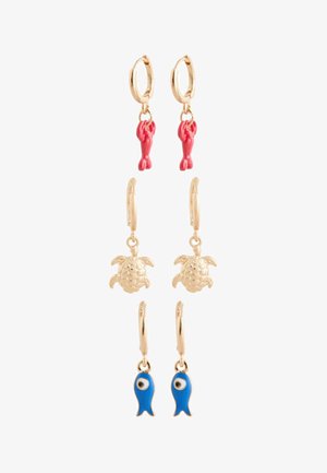 Drei Paare goldener Creolen mit Anhängern: roter Hummer, goldene Meeresschildkröte und blauer Fisch.