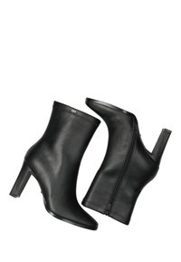 Czarne skórzane botki za kostkę z ostro zakończonym noskiem i 4-calowym obcasem na szpilce. Posiadają boczny zamek błyskawiczny oraz ozdobne przeszycia wzdłuż górnej krawędzi.