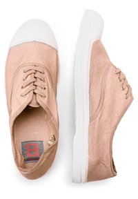 Zapatillas de lona rosa claro con suela de goma blanca, puntera redonda y cierre de cordones en la parte delantera. Presenta ojales de metal y etiqueta de marca interna.