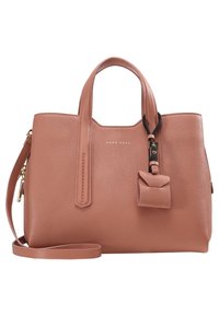 Ruskea nahkainen käsilaukku, jossa on kaksoiskahvat, irrotettava olkahihna ja pieni kiinnitetty pussukka, jossa on kultakirjailtu "Hugo Boss" -logo.