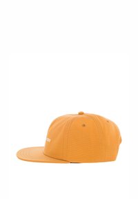 Orange Kappe mit flachem Schirm, aus Stoff gefertigt. Verfügt über sechs Panels, einen Knopf oben und weiße Logostickerei auf der Vorderseite.