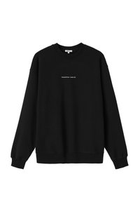 Sweatshirt noir en tissu doux, avec un col rond et des manches longues. Il comporte un texte imprimé en blanc : "Denmark Street - Londres Royaume-Uni."