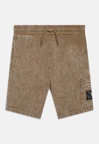 Bruine, zachte stofshorts met een elastische tailleband en trekkoord. Voorzien van een zijzak met een zwart label. Textuur oppervlak.