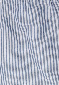 Blauw en wit gestreepte stof met een lichte textuur. De strepen zijn smal, gelijkmatig verdeeld, met een zachte afwerking. Geen opvallende versieringen.