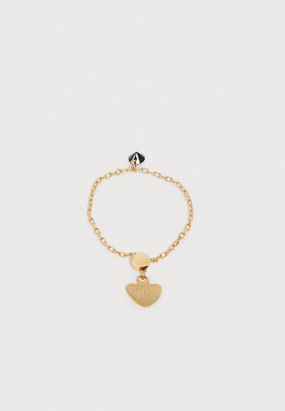 Armbanduhr aus goldfarbenem Material mit einer runden Perle und einem herzförmigen Anhänger mit strukturierten Oberflächen. Enthält einen kleinen schwarzen Akzentanhänger.