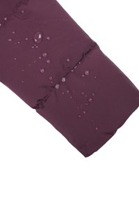 Wasserabweisender, pflaumenfarbener Stoff mit einem gesteppten Design. Die Oberfläche zeigt Wassertropfen, die Licht reflektieren und die Textur sowie die wasserabweisende Eigenschaft betonen.