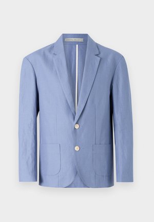 Blazer azzurro chiaro realizzato in tessuto leggero, caratterizzato da un design a un petto, due tasche frontali e bottoni rotondi in legno.