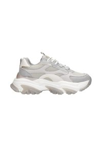 Lichtgrijze sneaker met een combinatie van mesh en suede, voorzien van een chunky witte en transparante zool. Gedetailleerde stiksels en een vetersluiting zijn zichtbaar.