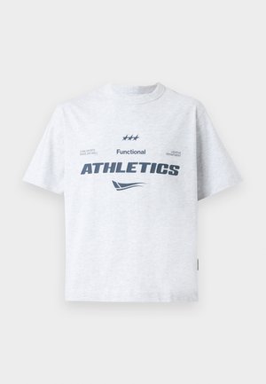 T-shirt en coton gris à manches courtes, avec un texte bleu marine "ATHLÉTIQUE FONCTIONNEL" et des détails imprimés supplémentaires sur le devant.