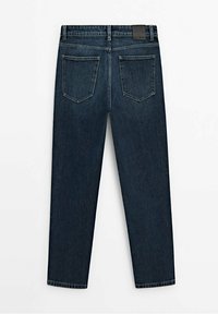Donkerblauwe denim jeans met een rechte pijp, voorzien van een vijf-pocket ontwerp en een zwarte leren tailleband patch.