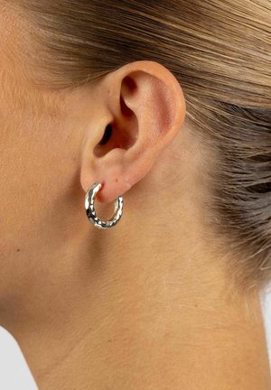 SNÖ of Sweden, UNION CHUNKY HAMMERED EAR 20MM - Earrings - plain silver-coloured