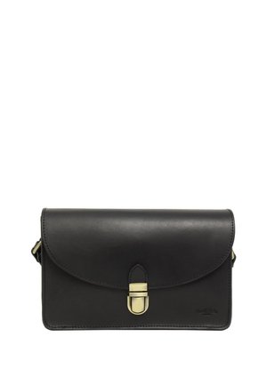 Schwarze Leder-Schultertasche mit abgerundetem Klappdeckel und goldfarbenem Metallverschluss auf weißem Hintergrund.