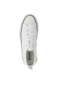 Sneaker bianco in tela con lacci piatti, cuciture nere a contrasto, suola in gomma e punta rotonda. Presenta occhielli e un logo all'interno della scarpa.