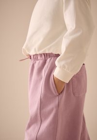 Next REGULAR FIT - BARREL  JOGGERS - Verryttelyhousut - pink washed