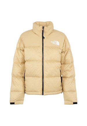 Chaqueta de plumas beige con cuello alto, cremallera frontal y logo en el pecho. Presenta un patrón de acolchado cosido y puños elásticos.