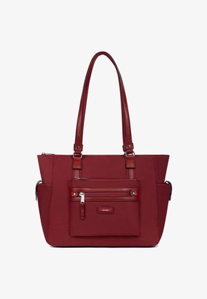 Czerwona torba tote z poliestru z dwoma ramiączkami, wyposażona w zamykaną na zamek kieszeń z przodu oraz kieszenie boczne, o gładkiej fakturze i wzmocnionych szwach.