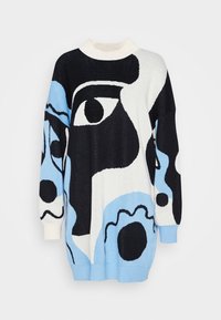 Överdimensionerad tröja med abstrakta mönster i svart, blått och vitt. Ribbad krage och ärmslut, mjuk textur och avslappnad passform.