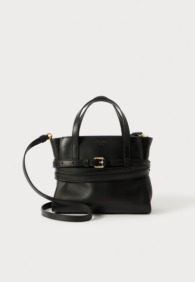 Sac à main en cuir noir avec poignées supérieures doubles, bandoulière amovible, design minimaliste et détails en matériel doré subtil.