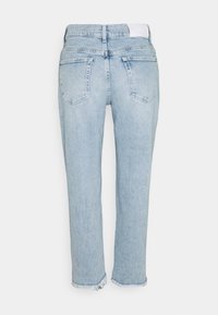 Jeans in denim azzurro chiaro con taglio dritto, dotati di tasche posteriori, orlo sfilacciato e una texture liscia. Vista posteriore mostrata.