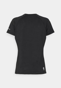 T-shirt noir à manches courtes avec un col rond, des manches raglan et un détail de logo près de l'ourlet. Texture lisse, coupe standard.