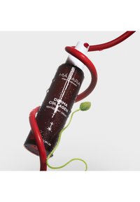 Mörkbrun flaska med Derma Collagen peptid dagkräm, med en vit pump, omgiven av röda och gröna vridande accenter, texturerad yta med vattendroppar.