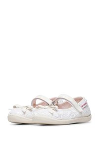 Ballerine bianche con motivo di pizzo floreale, tomaia in tessuto, cinturino in Velcro e dettagli con fiocco; suola in gomma con bordo beige chiaro.