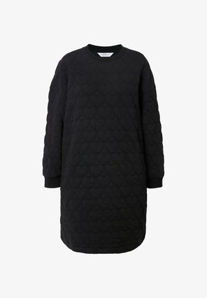 Zwarte gequiltte jurk met hartvormige patronen, lange mouwen en een ronde halslijn. Beschikt over geribde cuffs en een ontspannen silhouet.