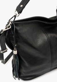 Borsa a tracolla in pelle nera texturizzata con tracolla regolabile, ganci in argento e un tocco di tendenza con una nappina su sfondo bianco.