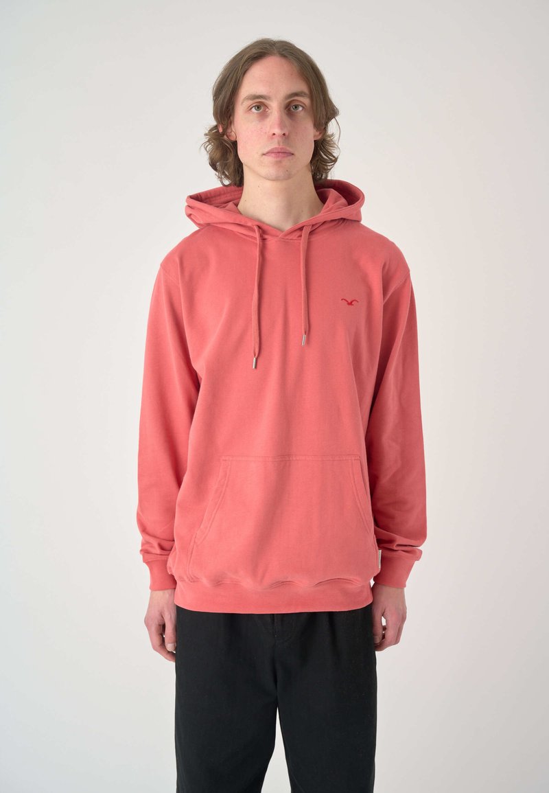 Korallenfarbener Hoodie mit Kängurutasche, verstellbaren Kordeln, gerippten Bündchen und einem kleinen gestickten Logo auf der Brust.