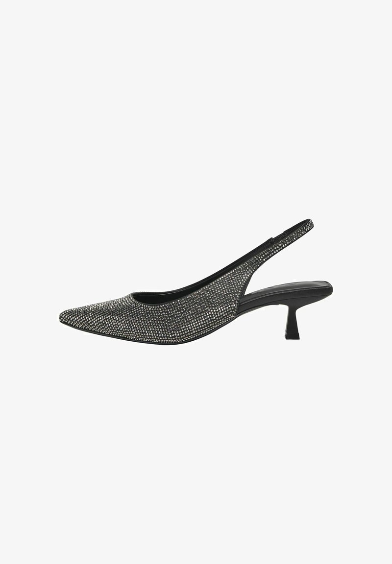 Zapato de tacón negro tipo slingback con punta afilada, adornado con pedrería plateada, con una parte superior texturizada y un pequeño tacón cuadrado.