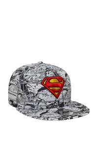 Baseballkappe mit Schwarzweiß-Comicdruck, vorne mit einem roten und gelben Superman-Logo, flacher Schirm und strukturiertem Stoff.