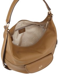 Tan leren hobo tas met een gestructureerde afwerking, voorzien van een gouden rits, een ruime binnenkant en een klein voorvak met een logo-detail.