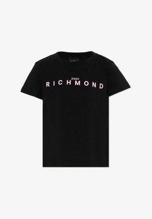 Zwart T-shirt met korte mouwen en roze tekst "JOHN RICHMOND" gecentreerd op de borst.