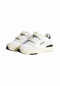 Scarpe sportive bianche con una tomaia in pelle liscia e tessuto, dotate di doppie fasce in velcro, un accento nero sul tallone e una suola testurizzata.