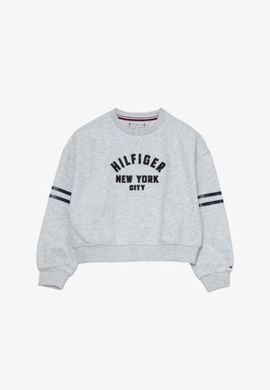 Felpa grigia corta in tessuto strutturato, con la scritta "HILFIGER NEW YORK CITY" in nero e righe blu navy sulle maniche.