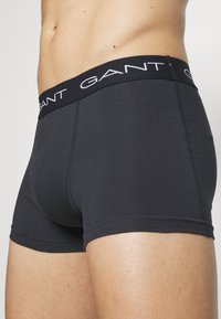 Boxeri scurți negri pentru bărbați, cu un talie elastică lată GANT. Textură de material neted și design ajustat, având cusături dublu cusute.