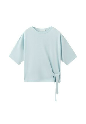 Camisa de manga corta de color azul claro con cuello redondo y detalle de lazo en el lado inferior derecho, exhibida sobre un fondo blanco.