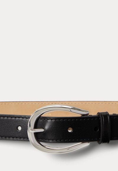 Fekete bőr öv polírozott ezüst ívelt csattal és varrott szegélyekkel, egyszerű háttér előtt.