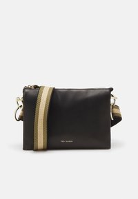Borsa a tracolla rettangolare nera con tracolla regolabile beige e oliva e logo dorato "Ted Baker" sul davanti.