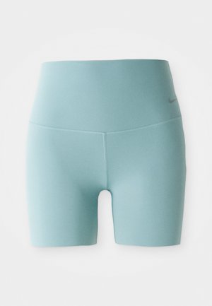 Lichtblauwe high-waisted, aansluitende sportshorts met een klein, subtiel logo op de rechterheup tegen een witte achtergrond.