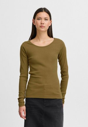 Top a maniche lunghe a coste in verde oliva con scollatura a barca e design aderente, realizzato in tessuto elasticizzato per comfort e flessibilità.