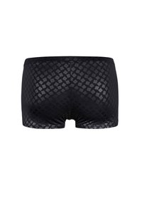 Czarne kąpielówki z geometrycznym wzorem, wykonane z gładkiej tkaniny, o dopasowanym kroju i długości do połowy uda.