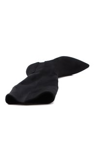 Stivale alto sopra il ginocchio in camoscio nero con punta a punta, disteso su uno sfondo bianco, con il gambale che si estende dalla suola.