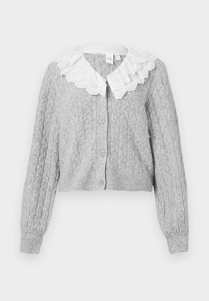 Gai pelēks adītais džemperis ar saīsinātu dizainu, kuram ir liela balta mežģīņu apkakle un pogu aizdare. Tekstūrētas piedurknes un apakšmalu.