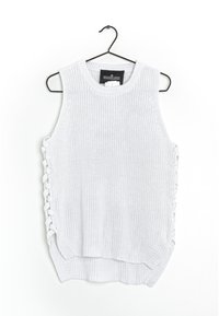 Top sin mangas de punto blanco con detalle de cordones laterales, escote redondo y un dobladillo ligeramente curvado. Fabricado con tela texturizada.